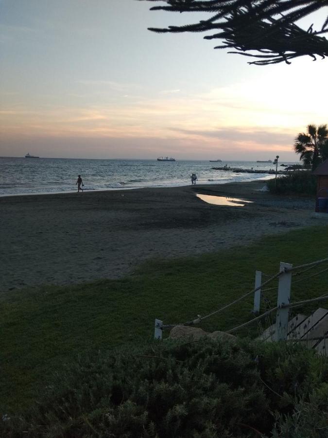 Seaside Spacious Apartment With Sea View Limassol Exterior photo